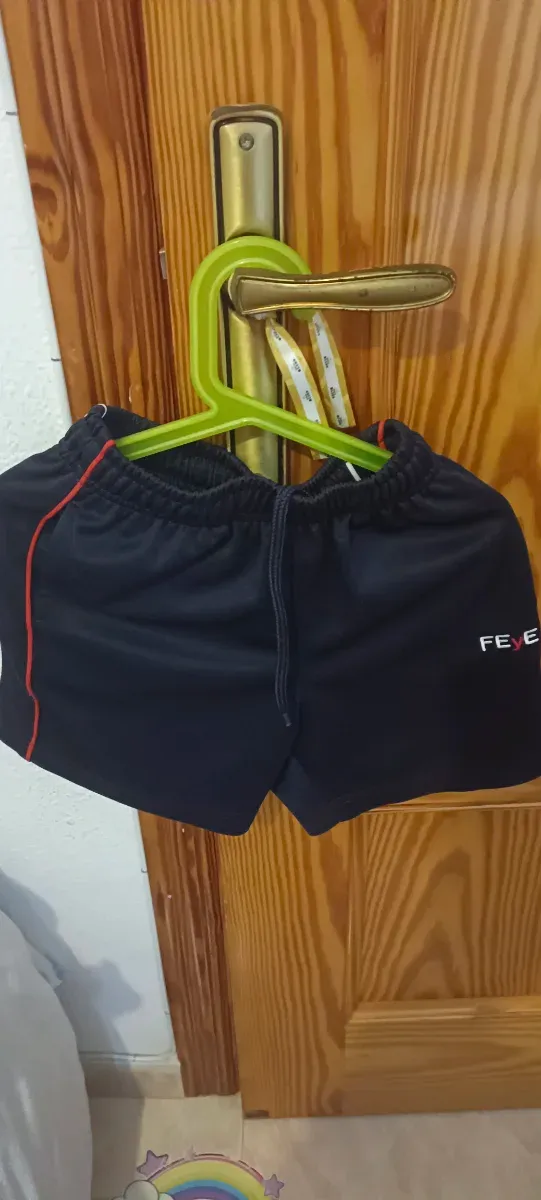 Pantalón corto deportivo negro.