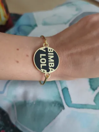 Pulsera dorada Bimba y Lola logo negro. A estrenar