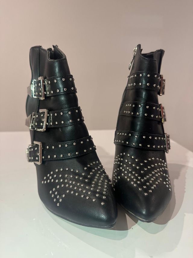 Botines negros con tachuelas y hebillas