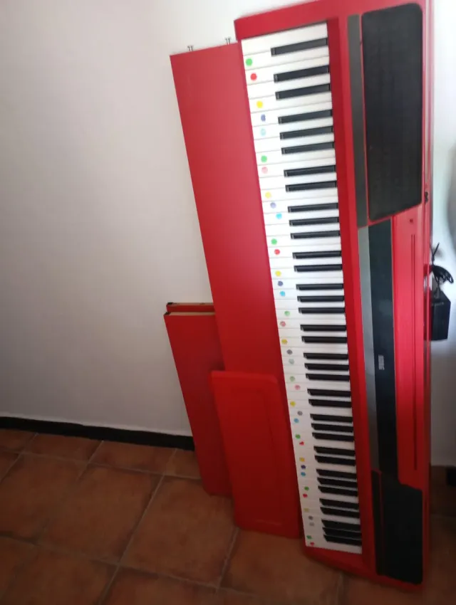 Piano Korg Rojo