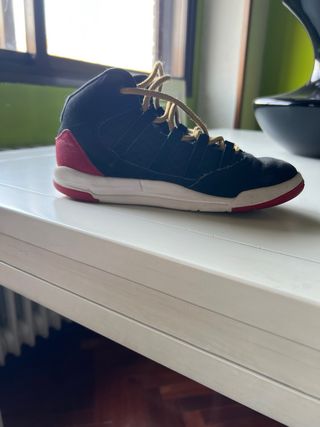Zapatillas Jordan Negras y Rojas