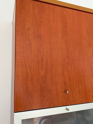 Mobile soggiorno con TV e scaffali