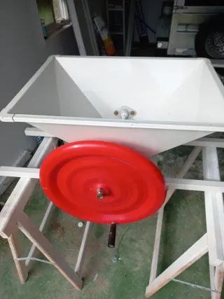 ESTRUJADORA DE UVA MANUAL