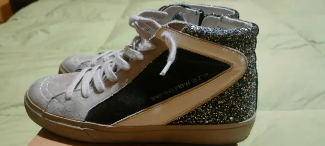 Zapatillas Blogger Talla 39. Se venden con la caja