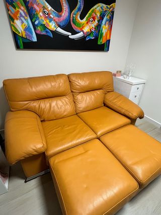 Divano a 2 posti in pelle arancione con 2 pouf