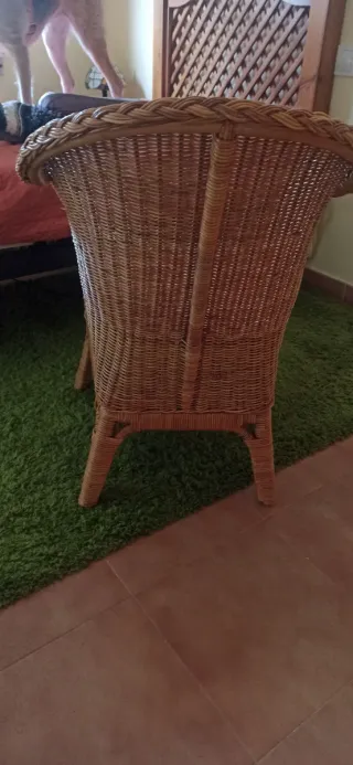 Sillón de mimbre marrón