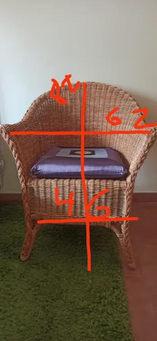 Sillón de mimbre marrón.