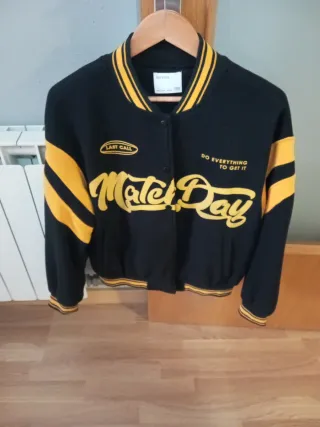 Chaqueta Bomber Bershka Negra y Amarilla