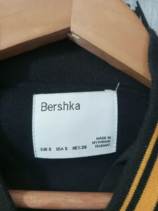 Chaqueta Bomber Bershka Negra y Amarilla