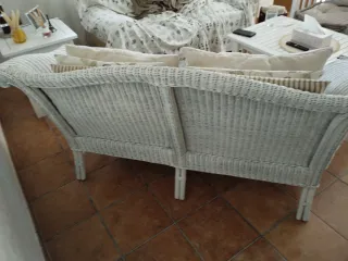 Sofá de mimbre blanco