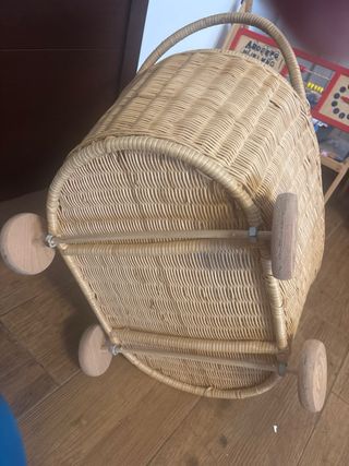 Capazo de mimbre para muñec@s con ruedas