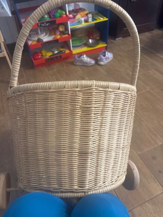 Capazo de mimbre para muñec@s con ruedas