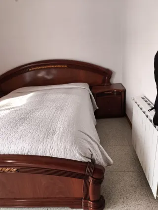 URGE!!! Cabezal  pie y mesitas de noche de madera