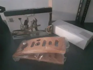 Ceppo da cucina in legno con utensili in acciaio