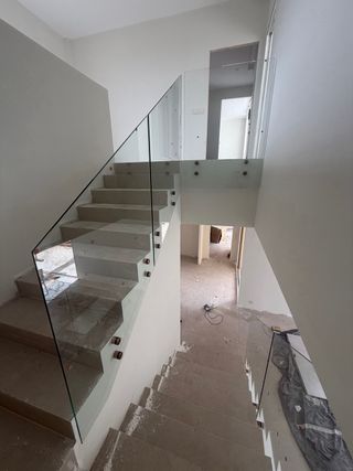 Barandilla de cristal con botones