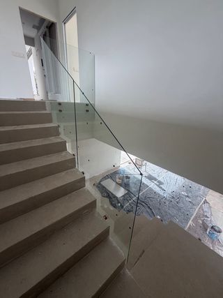 Barandilla de cristal con botones