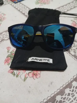 Gafas de sol Arnette azules, y polarizadas