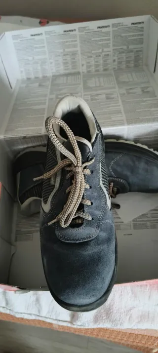 Zapatos de seguridad azules y grises