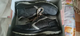 Zapatos de seguridad azules y grises