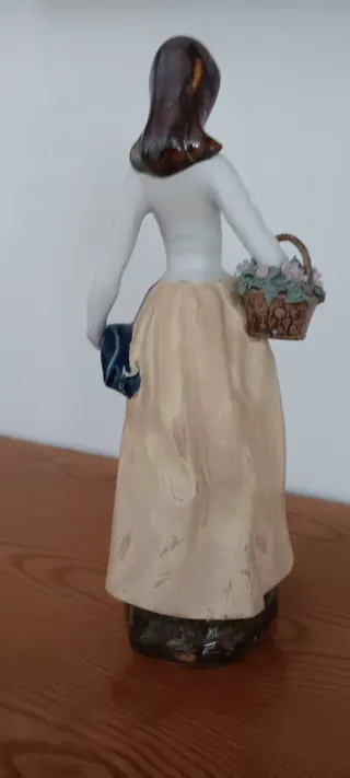 Figura de porcelana grande mujer con cesta