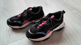 Deportivos negros con detalles fucsia y azul