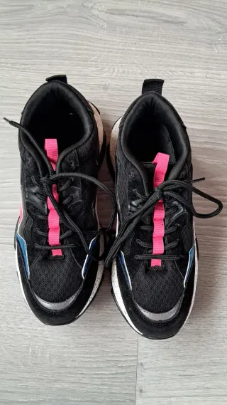 Deportivos negros con detalles fucsia y azul