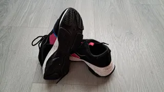 Deportivos negros con detalles fucsia y azul