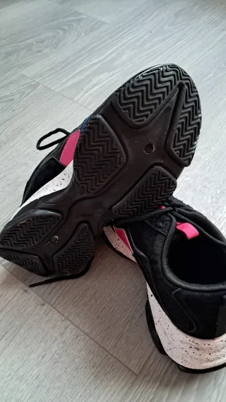 Deportivos negros con detalles fucsia y azul