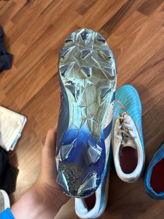 Botas de fútbol Nike y Adidas predator