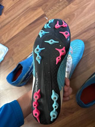 Botas de fútbol Nike y Adidas predator