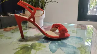 Sandalias rojas de tacón