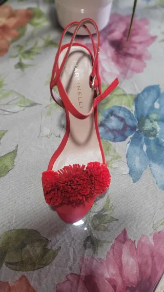 Sandalias rojas de tacón