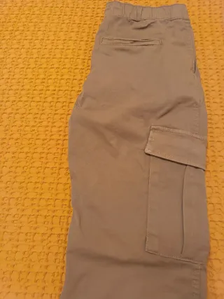 Pantalón cargo niño Bershka beige