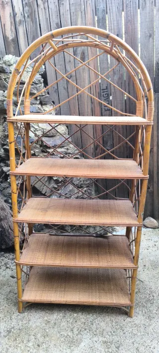 Estantería de mimbre y bambú