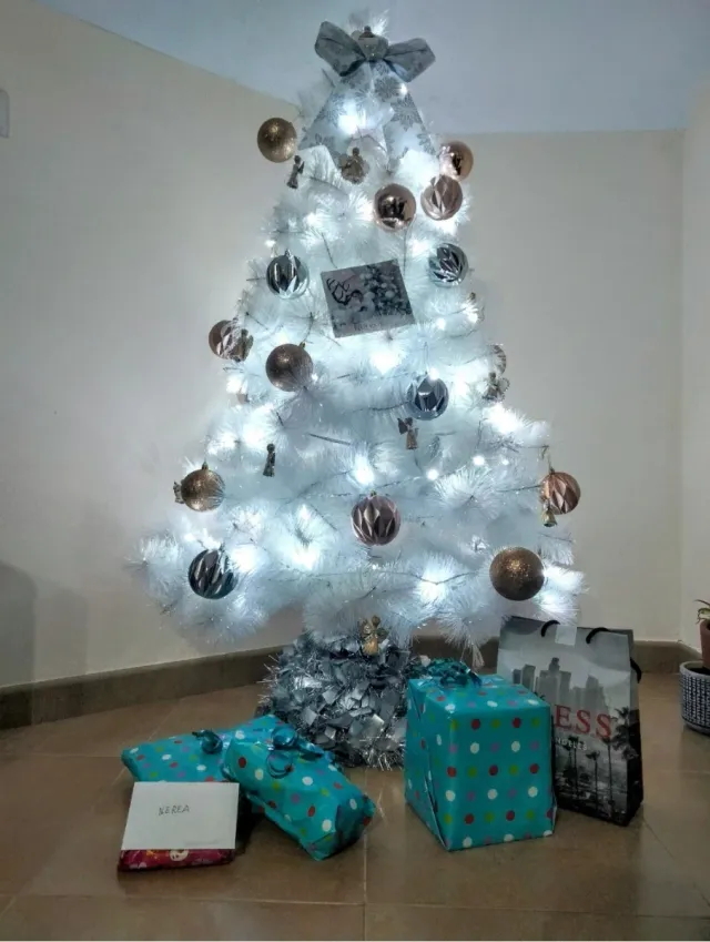 Árbol de Navidad Blanco con 2 decoraciones.