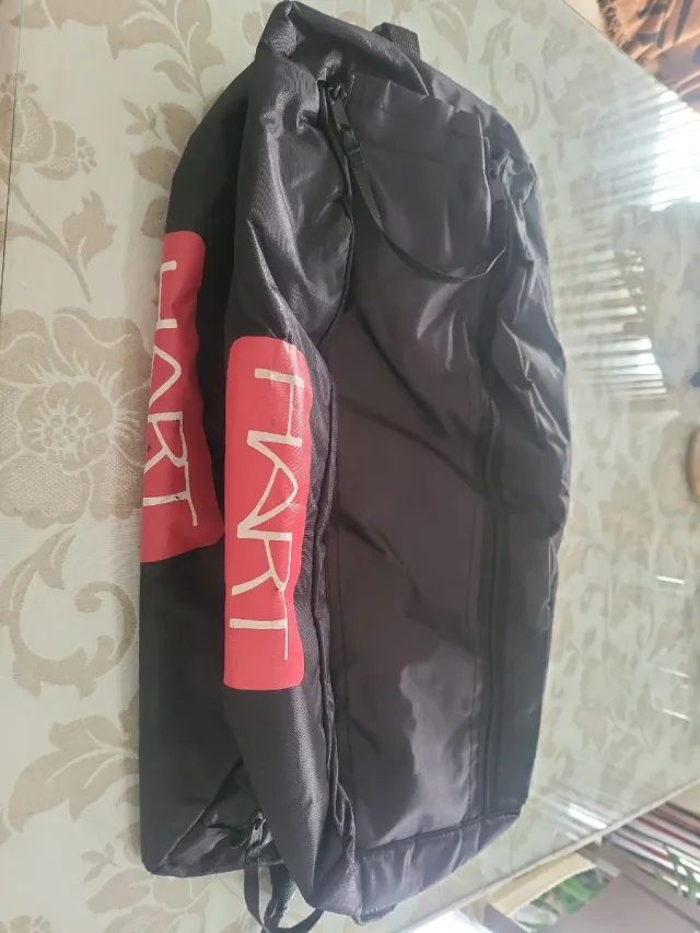 Mochila Hart Negra con Logo Rojo