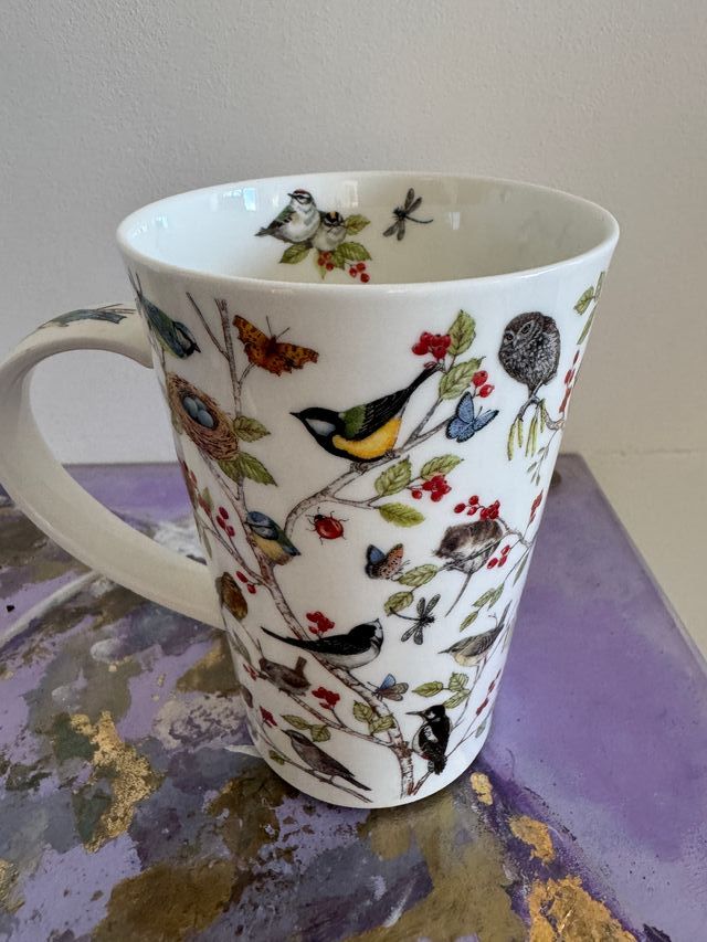 Taza de colección con diseño de aves y ardilla