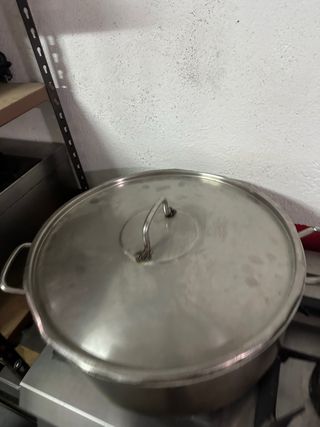 Olla industrial 41x41x8 en buen estado