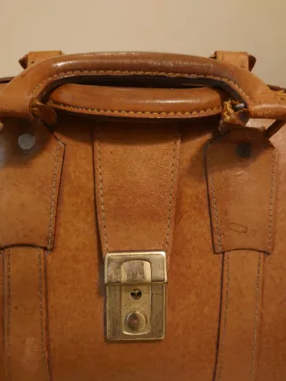 Maletín estilo médico de piel