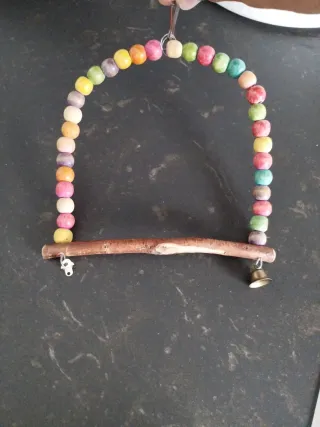 Columpio para pájaros con cuentas y cascabel