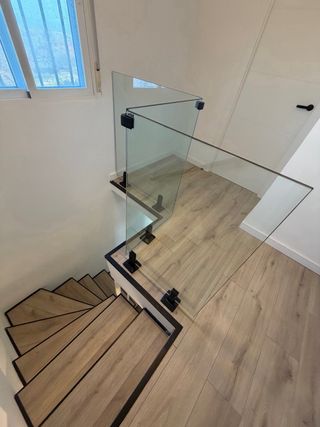 Barandilla de cristal negra