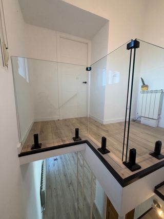 Barandilla de cristal negra