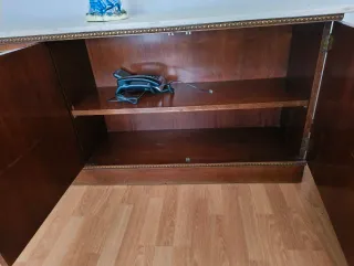 Cómoda de salón de madera y mármol