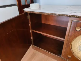 Cómoda de salón de madera y mármol