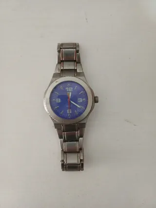 Reloj de pulsera plateado y azul