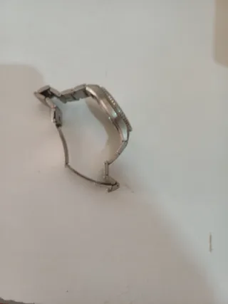 Reloj de pulsera plateado y azul