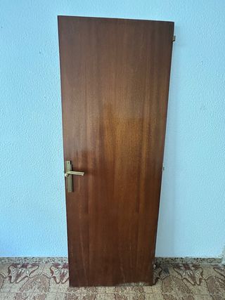 Puerta de madera con manilla dorada