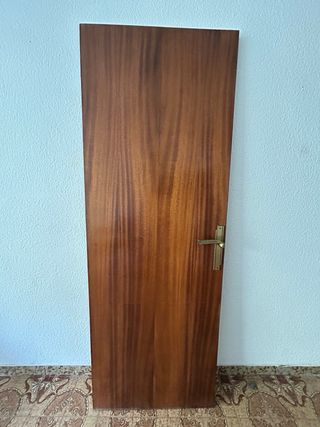 Puerta de madera con manilla dorada