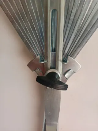 Rastrillo de hojas metálico