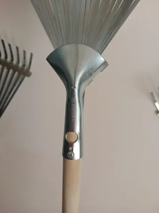 Rastrillo de hojas metálico